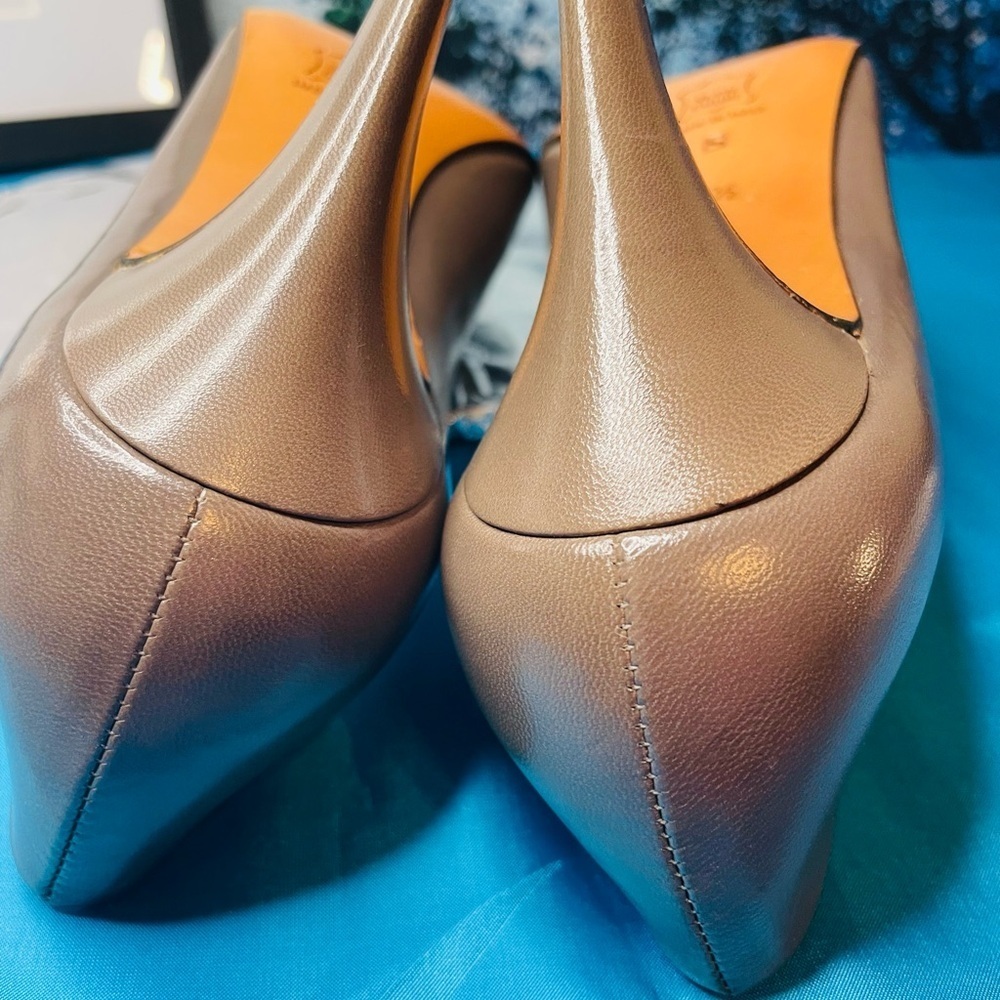 VINTAGE NWOT Yves Saint Laurent Taupe Leather Pumps - Picture 8 of 14